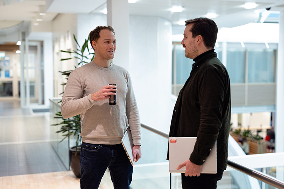 Personer i et møte på jobb