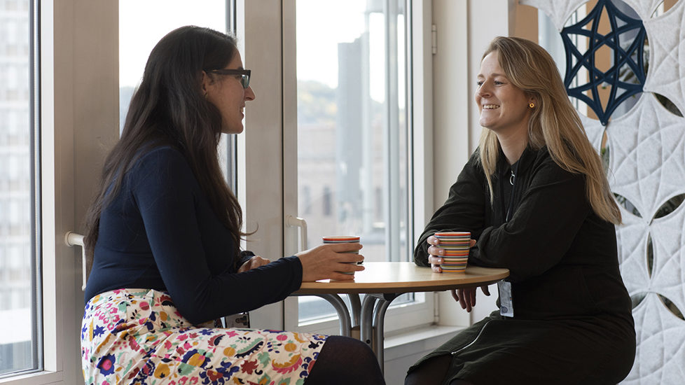 to damer som snakker sammen