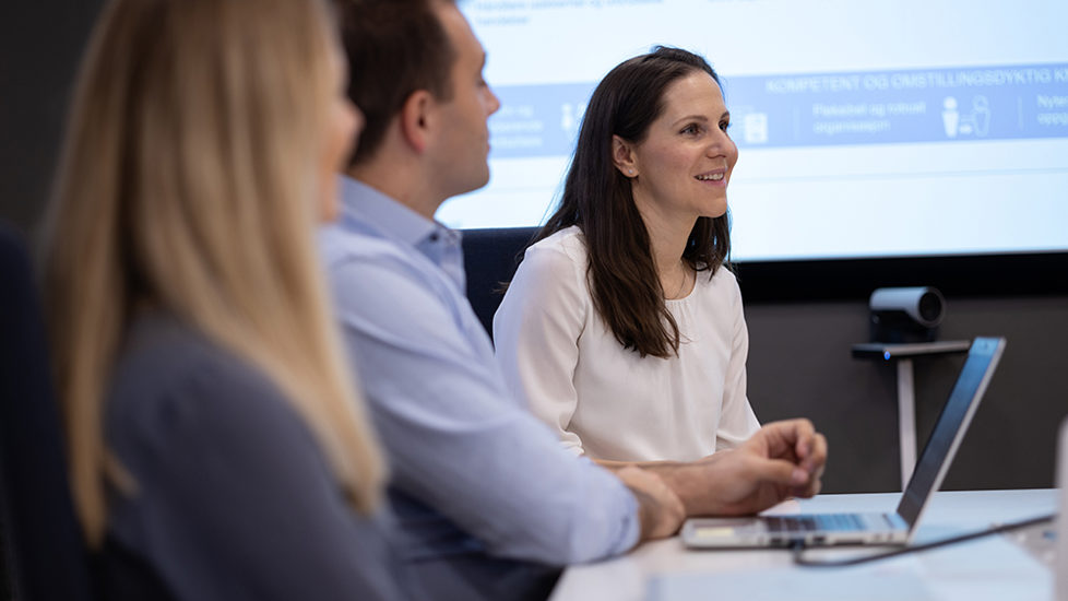 Personer i et møte på jobb