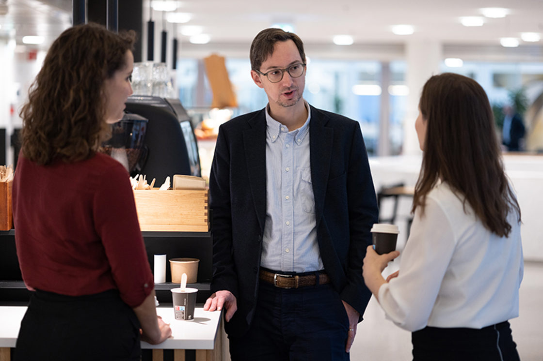 Personer i et møte på jobb