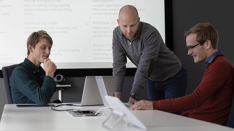 Personer i et møte på jobb