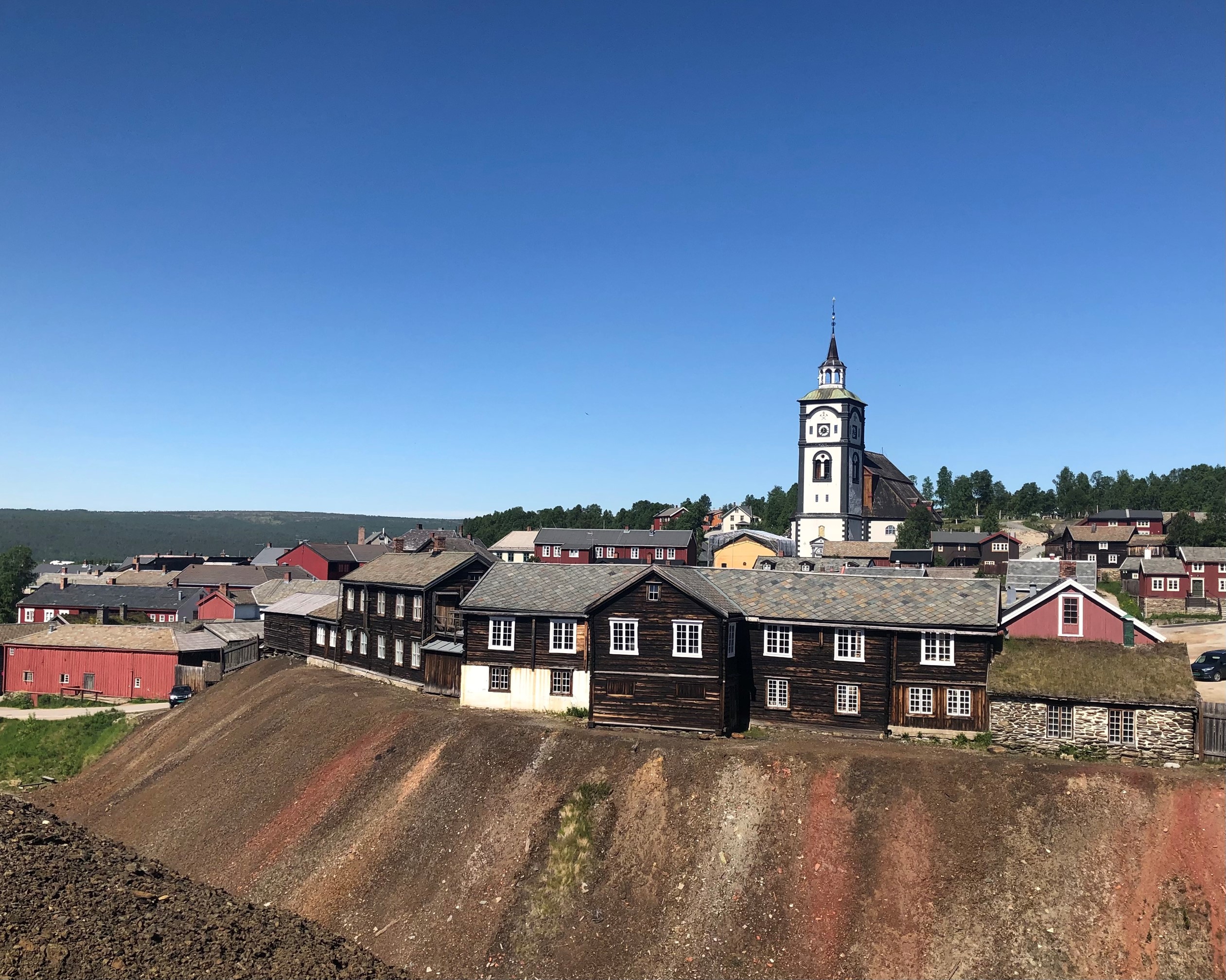Bergstaden på Røros med kirken i bakgrunnen.