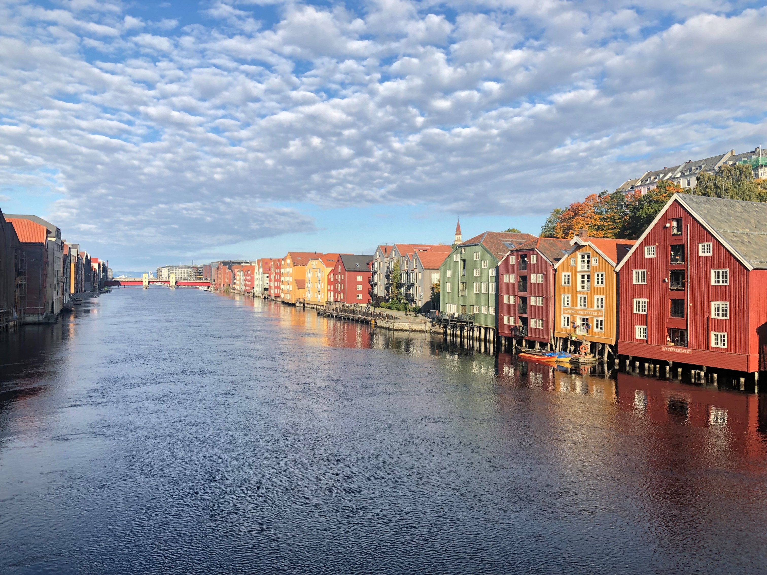 Fargerike bygg langs Nidelva i Trondheim