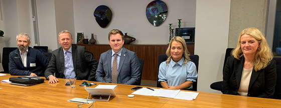 Landbruks- og matminister Sandra Borch og statssekretær Aleksander Øren Heen fekk tysdag overlevert tilråding om handtering av skrantesjuke hos villrein på Hardangervidda frå administrerande direktør Ingunn Midttun Godal i Mattilsynet (til høgre) og avdelingsdirektør Ivar Myklebust i Miljødirektoratet og direktør Morten Kjørstad i Statens naturoppsyn (helt til venstre).