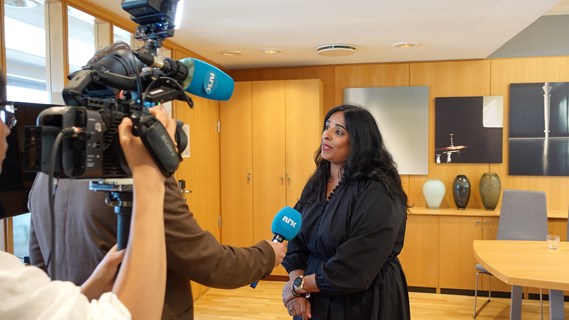 Lubna Jaffery intervjues av NRK under nøkkeloverrekkelsen 28. juni 2023.