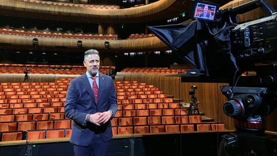 Abid Raja på hovedscena i Operaen med tom sal bak seg.