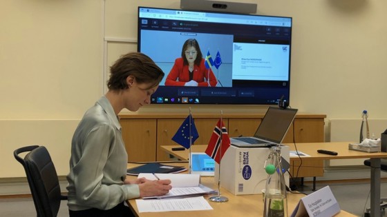 Trettebergstuen foran PC-en sin med møtedeltakerne på skjerm på veggen.