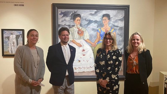 Gruppebilde foran Frida Kahlos maleri «De to Fridaer»