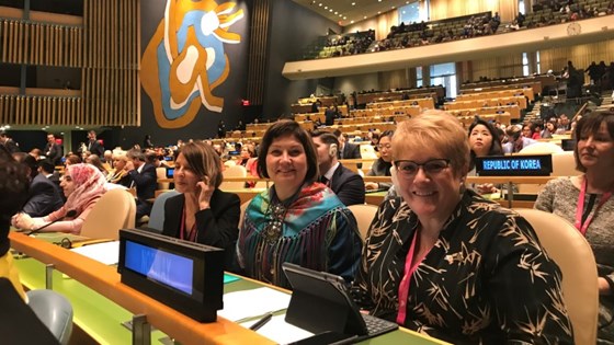 Keskitalo og Skei Grande i salen under FNs kvinnekommisjon i New York.