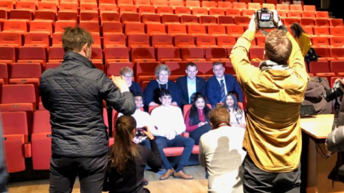 Pressen tar bilder av statsrådene og ungdommer på Rommen scene.