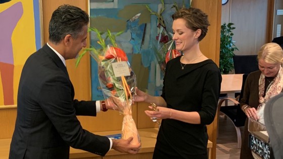 Abid Raja overrekker blomster til Anette Trettebergstuen.