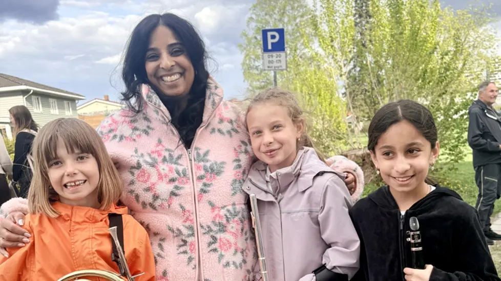 Jaffery sammen med tre jenter fra Lillestrøm skolekorps