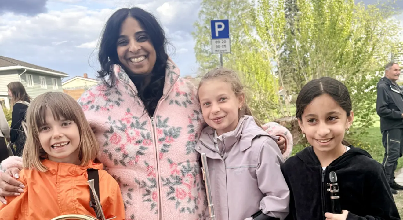 Jaffery sammen med tre jenter fra Lillestrøm skolekorps