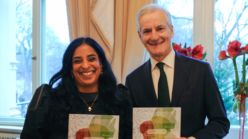 Kultur- og likestillingsministeren og statsministeren med handlingsplanen i hendene.