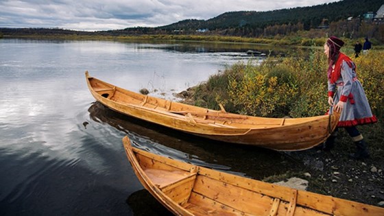 Sandra Márjá West set den sjølvbygde elvebåten sin på vatnet i Karasjoka.