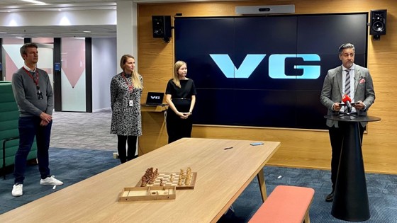 De tre prisvinnerne og kultur- og likestillingsministeren under overrekkelsen av prisen.