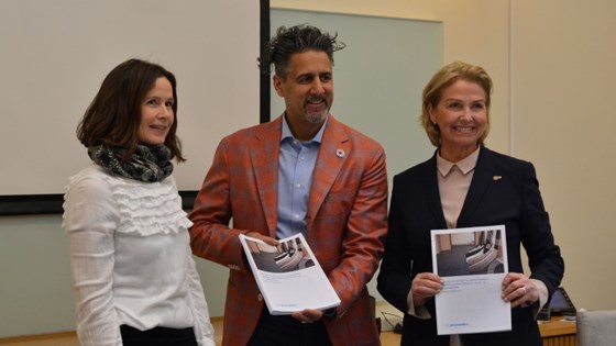 Gruppebilde hvor de viser frem rapporten, Marit Svensgaard, Abid Q. Raja og Berit Kjøll.