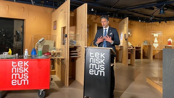 Statsråd Raja presentererer museumsmeldingen midt i utstillingen "Liv og død" på Teknisk Museum. Foto: Susanna Arsky/KUD
