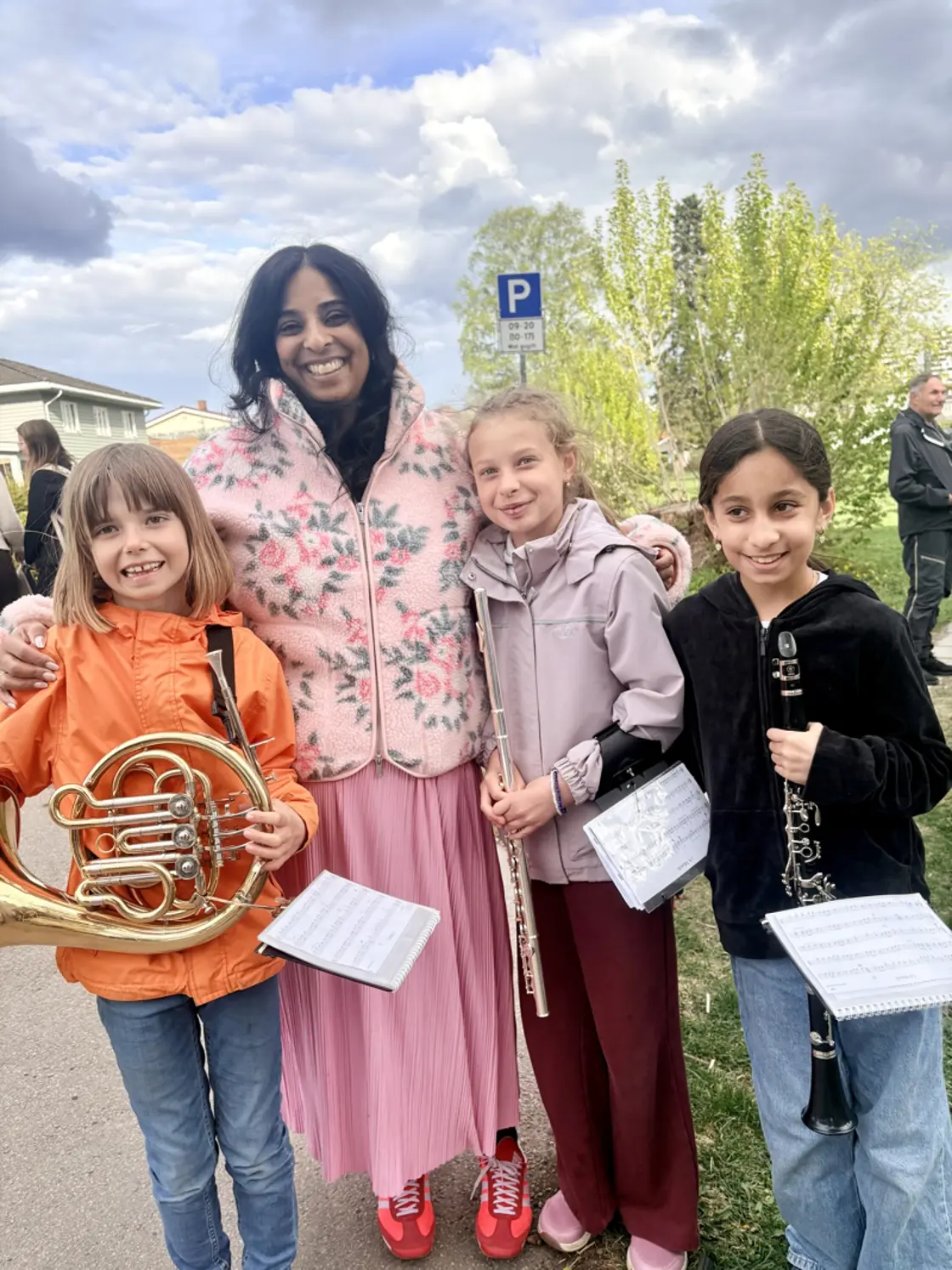 Kultur- og likestillingsministeren sammen med tre jenter fra Lillestrøm skolekorps