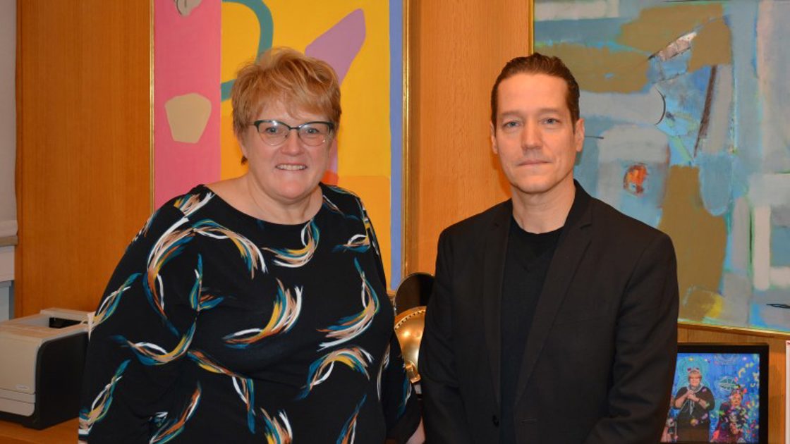 Trine Skei Grande og Lars Petter Hagen på statsrådens kontor.