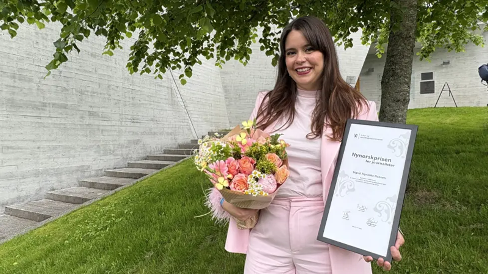 Sigrid Agnethe Hansen med prisen og blomstrar.