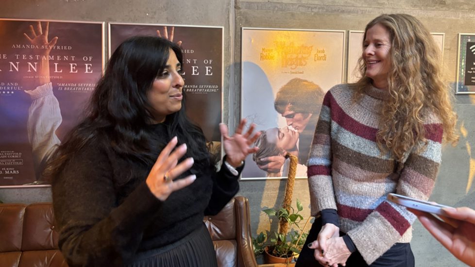 Jaffery i ivrig samtale med Sande