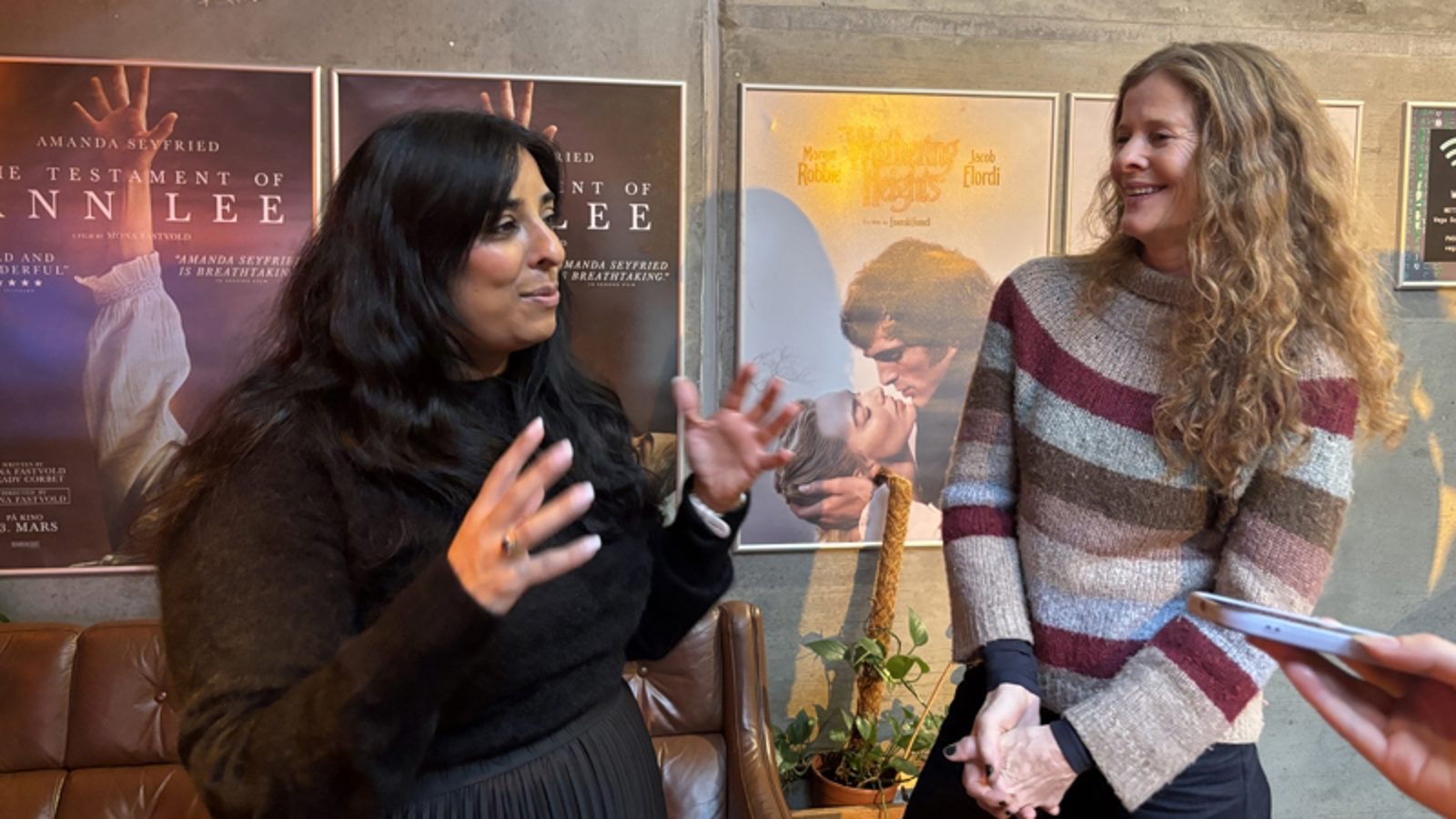 Jaffery i ivrig samtale med Sande