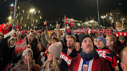 Folkehav og folkefest på Rådhusplassen som tok imot fotballandslaget nov 2025