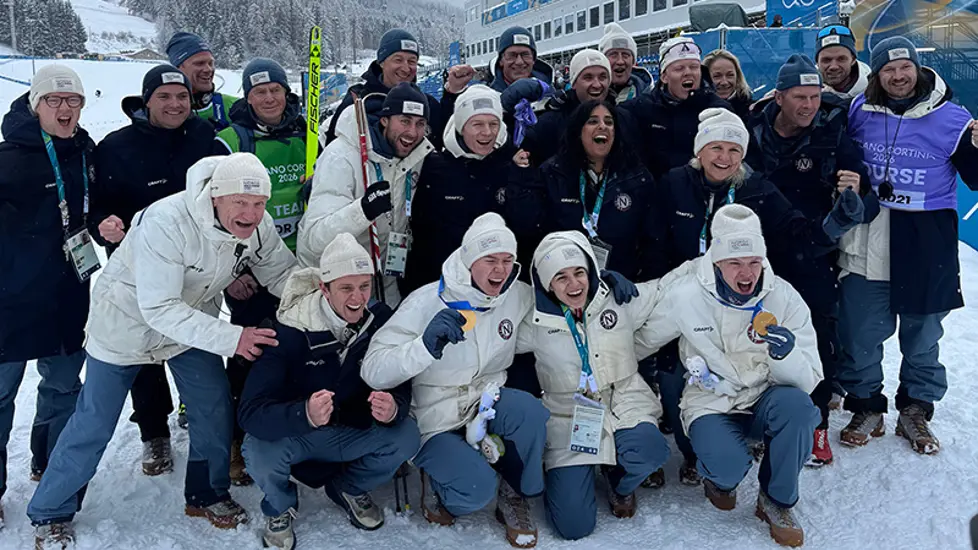 Gruppebilete av utøvarar, statsråd Jaffery og støttepersonell frå idretten under OL i Milano Cortina 2026