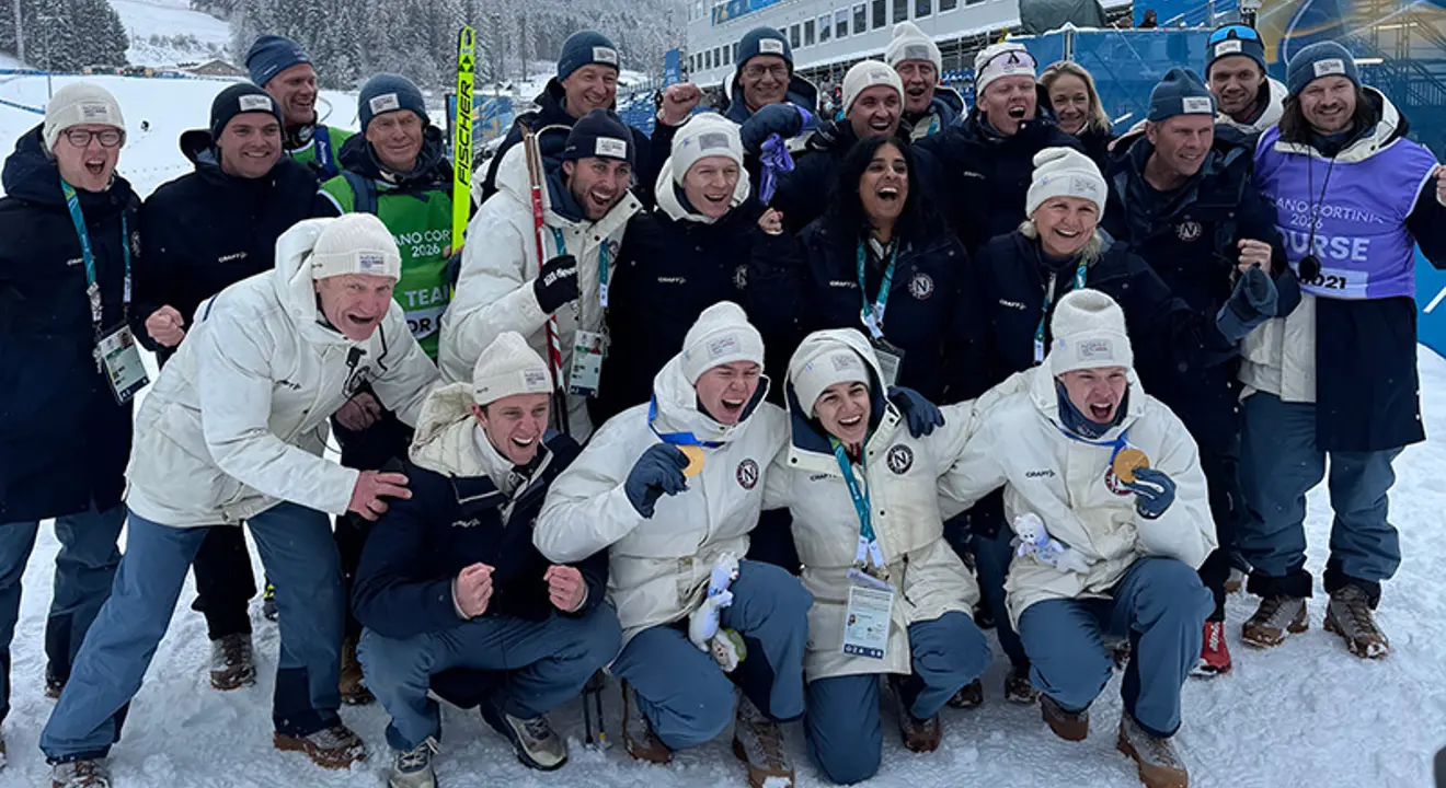Gruppebilete av utøvarar, statsråd Jaffery og støttepersonell frå idretten under OL i Milano Cortina 2026