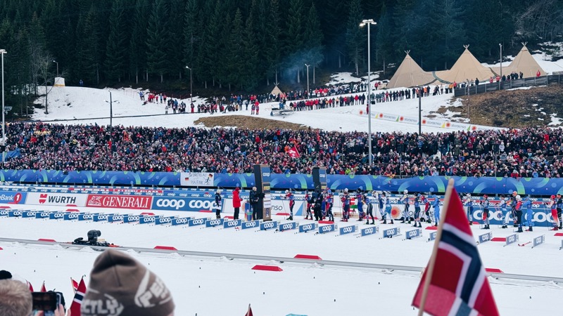 Langrennsløpere gjør seg klare til start under ski-VM i Trondheim 2025. Sett fra publikums perspektiv.