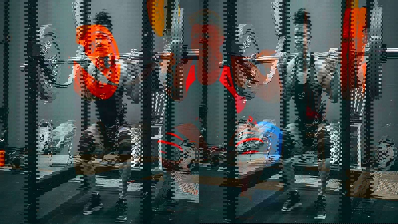 En mann tar markløft med tung vektstang