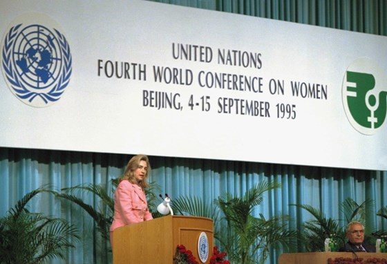 USAs tidligere førstedame Hillary Rodham Clinton på talerstolen i Beijing i 1995.