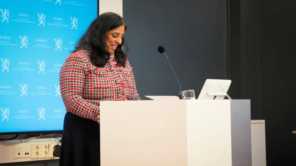 Kultur- og likestillingsminister Lubna Jaffery, på en talerstol, lanserer strategien,