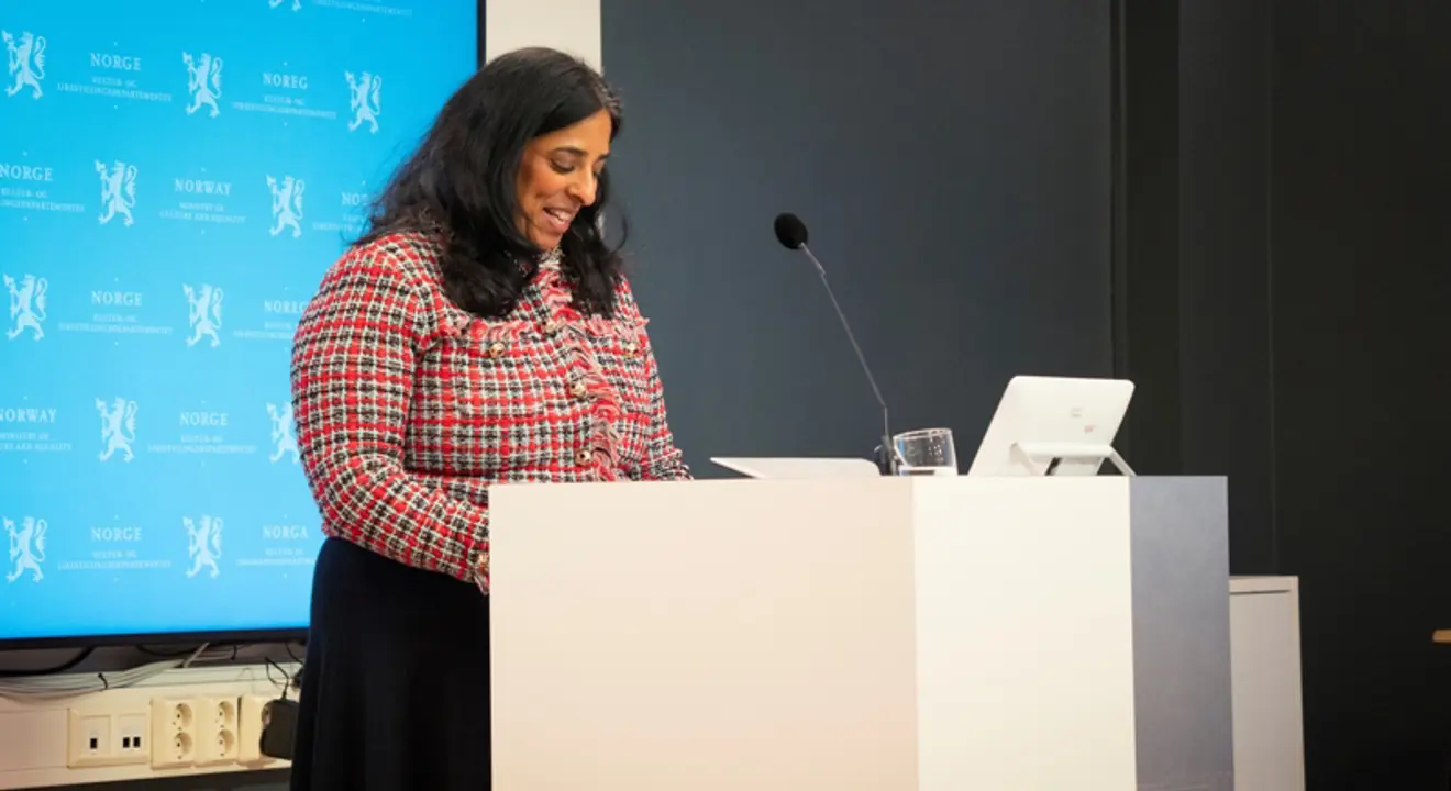 Kultur- og likestillingsminister Lubna Jaffery, på en talerstol, lanserer strategien,