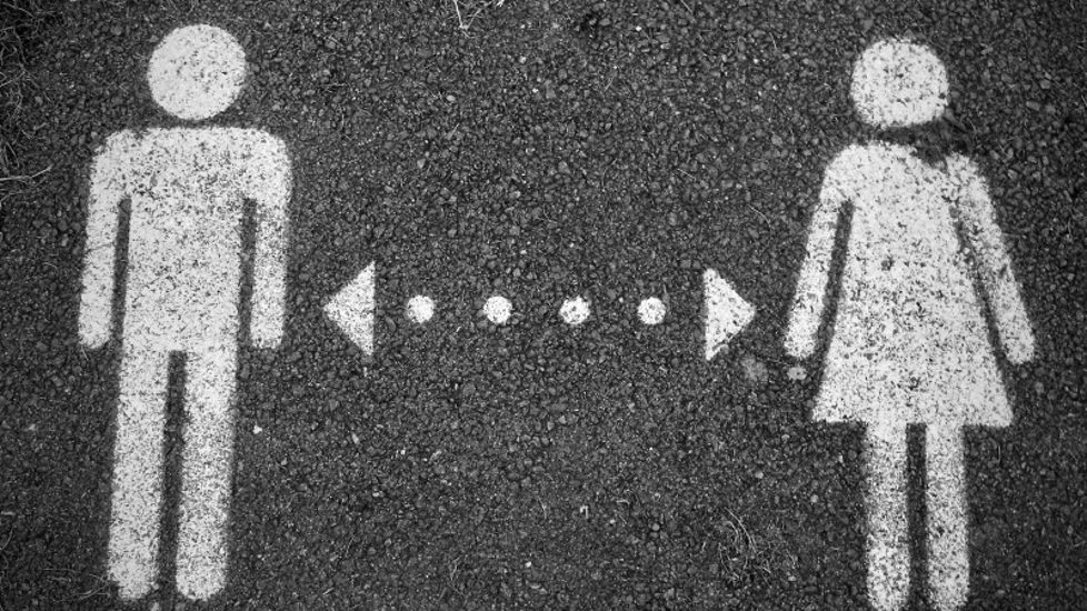 Malt figur av mann og kvinne med piler som gær i hver sin retning mellom seg.