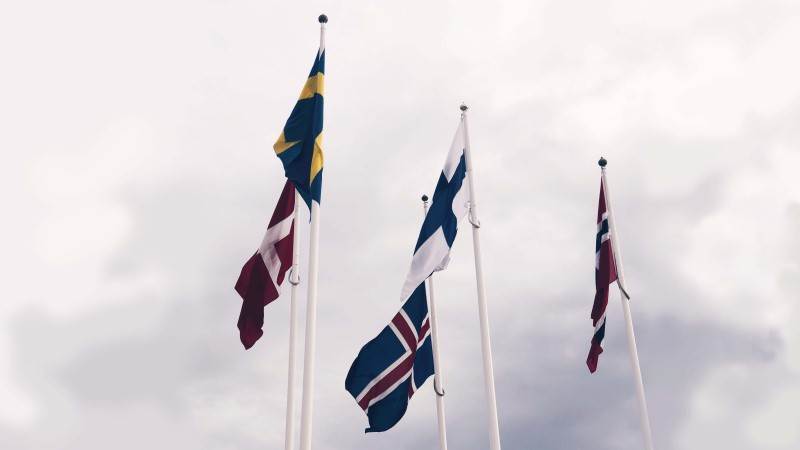De nordiske flaggene mot himmel