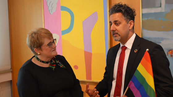 Trine Skei Grande og Abid Raja under nøkkeloverrekkelsen.