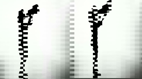 Illustrasjonsbilde av en kvinne i sort silluett med en megafon i hendene.