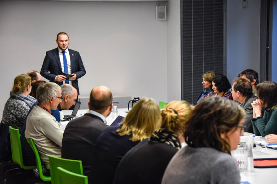 I Landbruk og klimaendringer, rapport frå arbeidsgruppe i 2016, peiker ein på at det er ei utfordring å få synt fram næringa sine samla utslepp og bidrag i klimaarbeidet, sidan det berre er metan og lystgass som blir rekna inn i og gjort synleg i jordbrukssektoren sitt eige rekneskap.