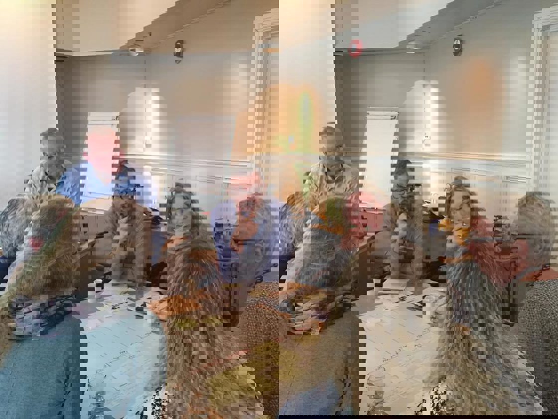 Gruppearbeid på tenkeloftet Her kan vi se fv. Nils Asle Dolmseth, (konsernstyret Tine), Knut Hovstad, (Forskningssjef NIBIO), Anne Marit Igelsrud, (Organisasjonssjef Nord-Trøndelag Bondelag) og Kirsten Indgjerd Værdal, (Fylkesmannen i Nord-Trøndelag). 