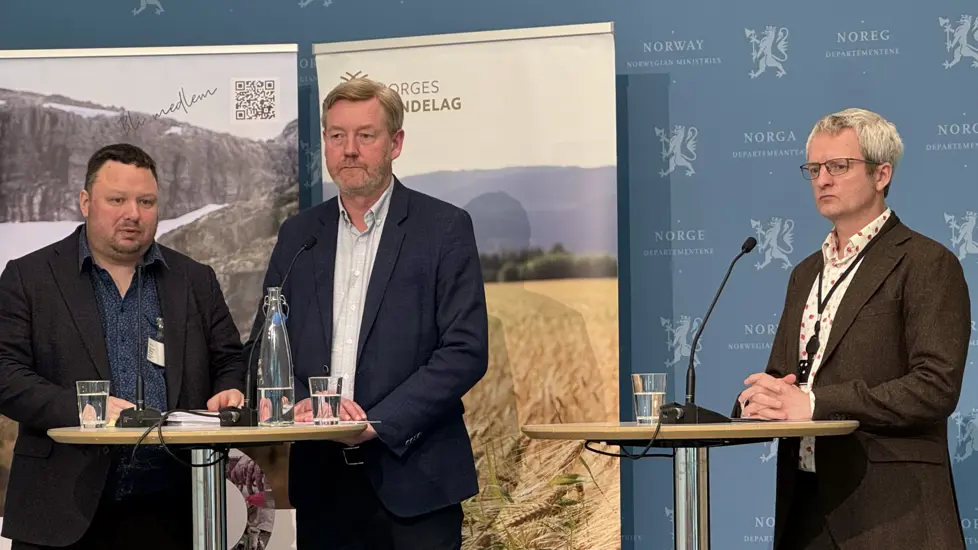 Staten mottok onsdag 29. april kravet fra Norges Bondelag og Norsk Bonde- og Småbrukarlag til jordbruksforhandlingene 2026. Bildet viser fra venstre leder Tor Jacob Solberg i Norsk- Bonde og Småbrukarlag, leder Bjørn Gimming i Norges Bondelag og statens forhandlingsleder Nils Øyvind Bergset.