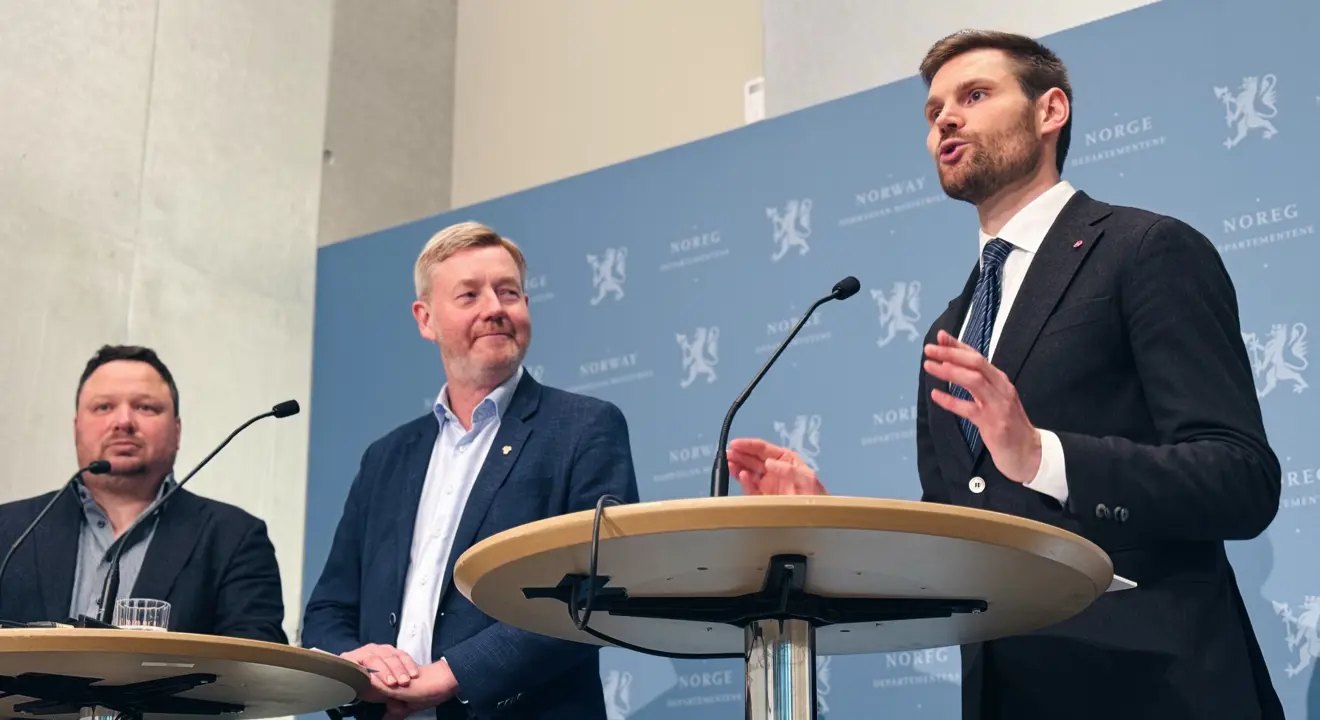 Fra høyre landbruks- og matminister Nils Kristen Sandtrøen, leder Bjørn Gimming i Norges Bondelag og leder Tor Jacob Solberg i Norsk Bonde- og Småbrukarlag.