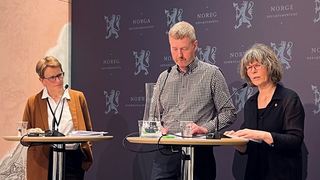 Viil Søyland, statens forhandlingsleder, Bjørn Gimming, leder i Norges Bondelag, og Kjersti Hoff, leder i Norsk Bonde- og Småbrukarlag.