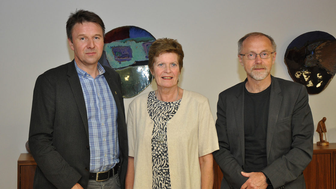 Fra dagens møte. Fra venstre: Lars Petter Bartnes i Norges Bondelag, Merete Furuberg i Norsk Bonde- og Småbrukarlag og Statens forhandlingsleder, departementsråd Leif Forsell.