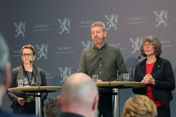 Statens forhandlingsleder, ekspedisjonssjef Viil Søyland, Bjørn Gimming, leder i Norges Bondelag og Kjersti Hoff, leder i Norsk Bonde- og Småbrukarlag.