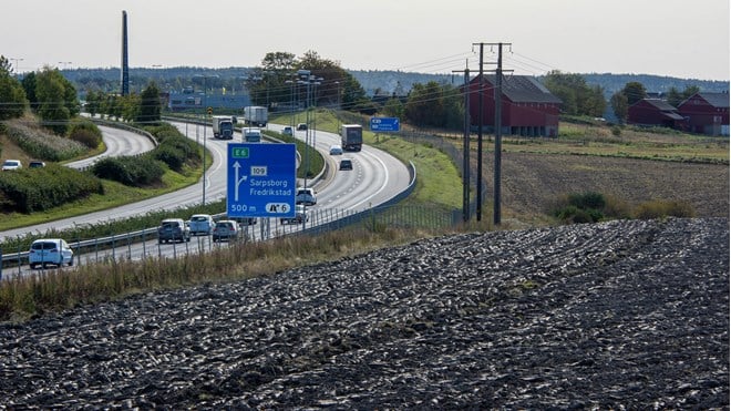 Samferdsel/trafikk stod for den største delen av omdisponeringa i 2019 med 37 prosent. Illustrasjonsfoto, E6 ved Alvim, Sarpsborg.