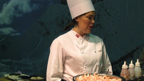 Sandra Degerstad er en av seks kokkelærlinger fra Nord-Norge som er med på å presentere sine delikatesser for det tyske publikum.