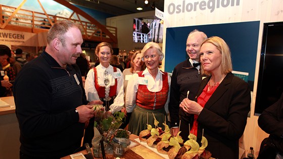 Landbruks- og matminister Sylvi Listhaug hos Osloregionen under åpningen av Norges stand på Grüne Wodhe 2015. 