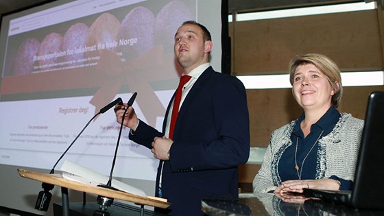 Landbruks- og matminister Jon Georg Dale, lanserte i dag en ny lokalmatdatabase - Lokalmat.no. sammen med administrerende direktør i Matmerk, Nina Sundquist.